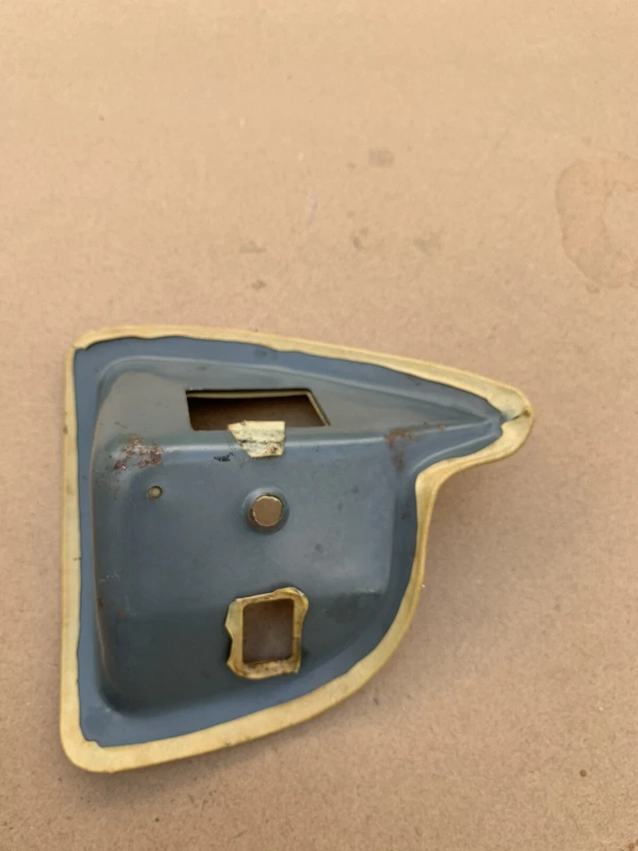 Cubierta de panel de embellecedor de maletero izquierdo MERCEDES W123 S123 Foto 3 de 3