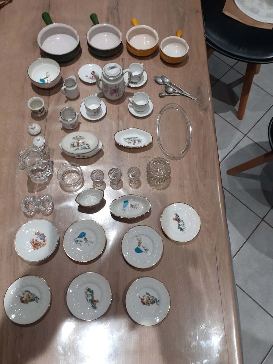 Vaisseile De Poupées En Porcelaine - Assiettes, Tasse, Soupière - Jouet Ancien France