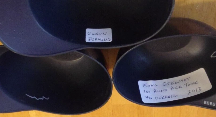 Minicascos autografiados de los gemelos de Minnesota: Glenn Perkins, Kohl Stewart y? Foto 4 de 4
