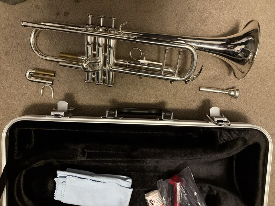 Sujetadores trompeta Jupiter enchapados en astilla (estuche Júpiter, dos aceites esenciales de limpieza) Foto 4 de 4