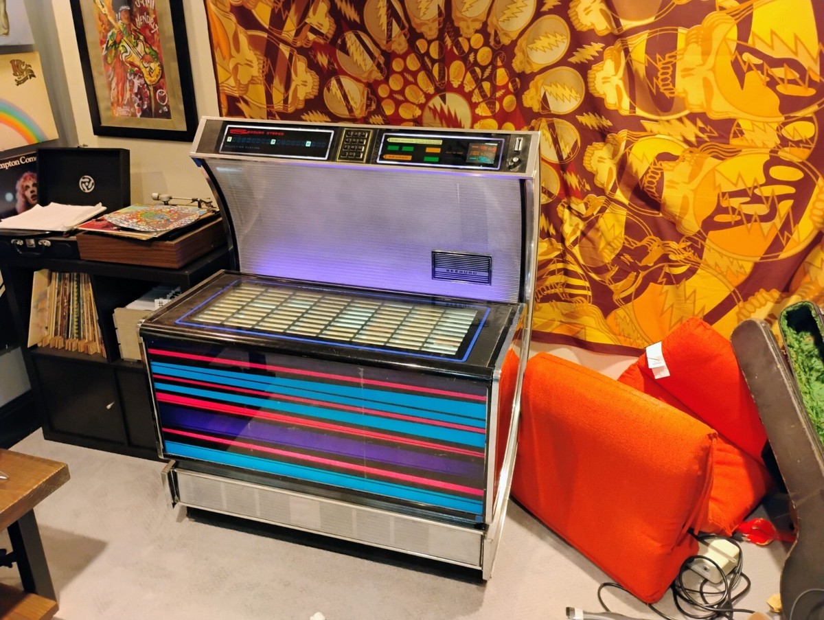 Vintage Seeburg Jukebox USC1. Fully funtional. Sounds great Vintage Seeburg Jukebox USC1. Fully funtional. Sounds great