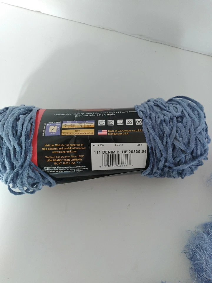 Lote de 4 rolos de fios - Lion CHENILLE e Bernat Eye Lash - Imagem 2 de 3