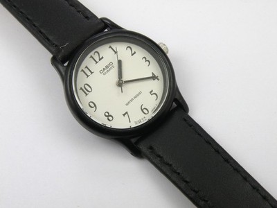 Damenuhr Casio Quarz LQ-124 weißes Zifferblatt