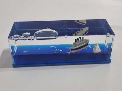 Schöne Titanic & Eisberg Modelle Segeln in Kunststoffgehäuse Ozeanform Flüssigkeit 