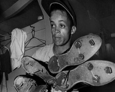 Maury Wills Los Angeles Dodgers displays his cleats 1971 Baseball Old Photo