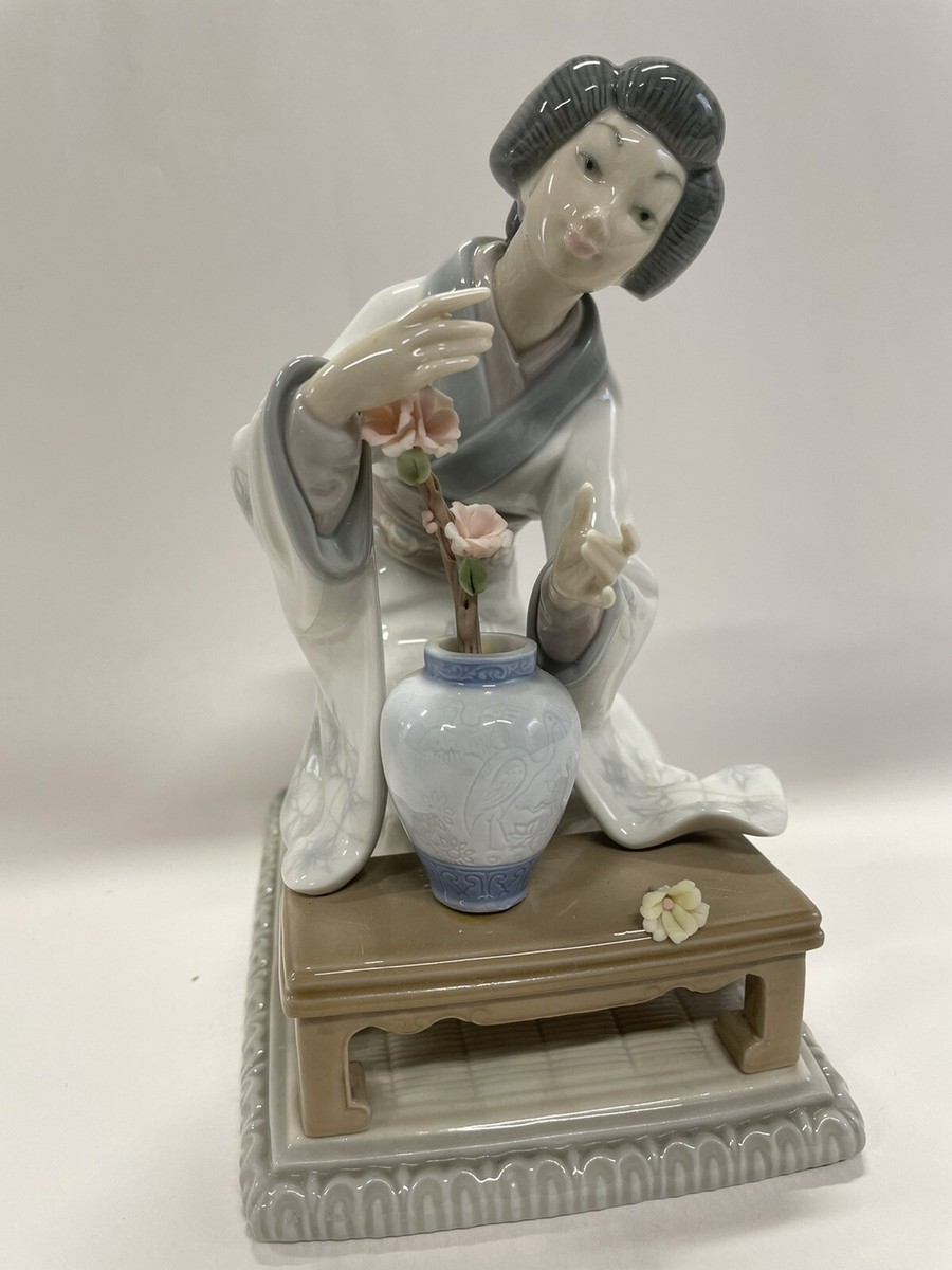 Lladro 70's Porcelain Figurine - Vintage Japanese Geisha Lladro 70's Porcelain Figurine - Vintage Japanese Geisha