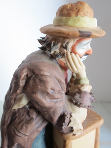 Flambro Taiwan Limited Edition 3907/15000 Hobo Clown Leaning on Stool Figurine - Foto 11 di 15