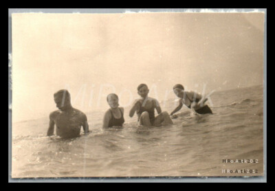 Photo, Maid from Kiel, with colleagues from ELAC on the beach Lindhöft, 1941 ...