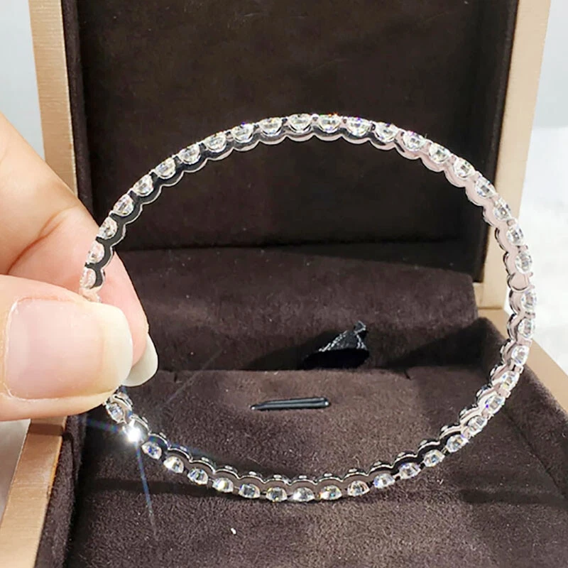 Brazles redondos de compromiso de moissanita 9,40 TCW chapados en oro blanco 14 K Foto 3 de 4