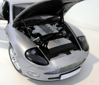 Kyosho 1/12 Scale Diecast 08603S2 Aston Martin V12 Vanquish Road