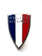 INSIGNE OBSOLETE DE KEPI OU CASQUETTE POLICE MUNICIPALE ( DRAGO )
