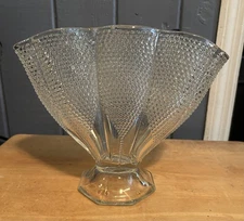 Vintage LE Smith Thousand Eye Fan Vase 1940’s Excellent Condition Ruffled Clear
