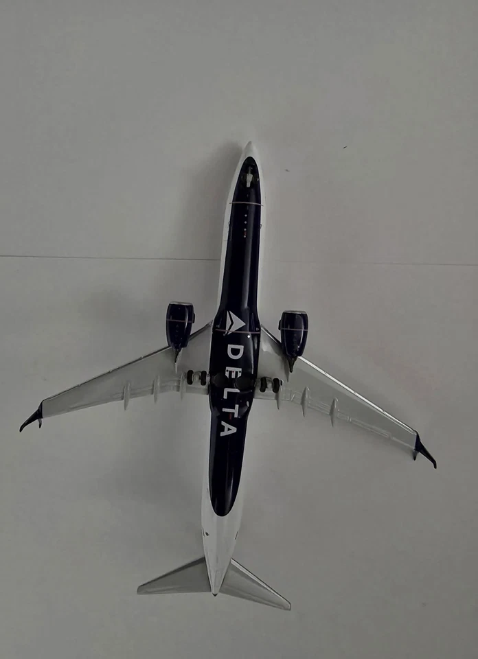 NG Models 1:400 Scale Delta Airlines Boeing 737-900ER Model (N913DU) - Image 4 of 4