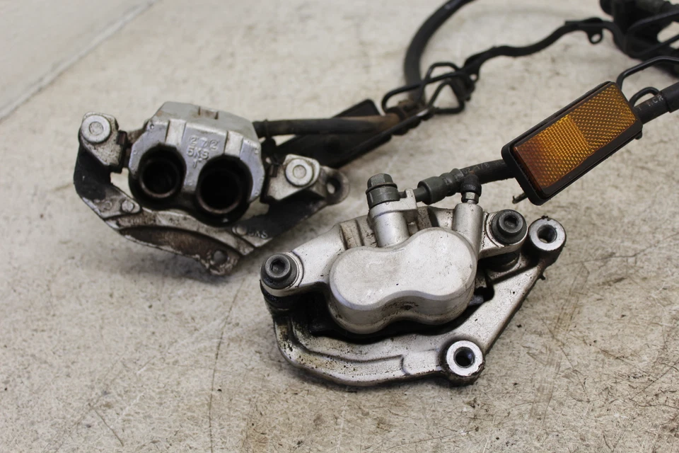 99-09 YAMAHA V STAR 1100 OEM JUEGO DE PINZAS DE FRENO DELANTERAS DERECHA IZQUIERDA PAR Foto 3 de 4