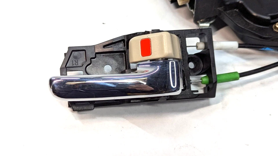 Actuador de cerradura de puerta de pasajero trasero derecho Toyota Highlander 01-07 OEM Foto 2 de 4