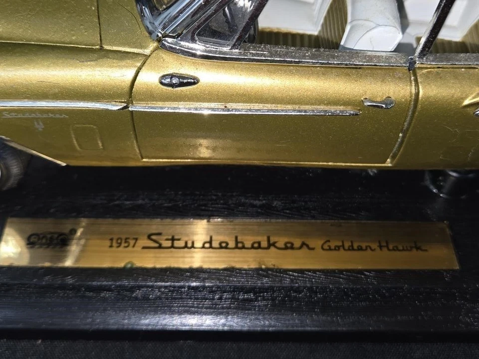 Anson 1/18 Scale Diecast 30371 - 1957 Studebaker Golden Hawk - Gold - Image 3 of 4