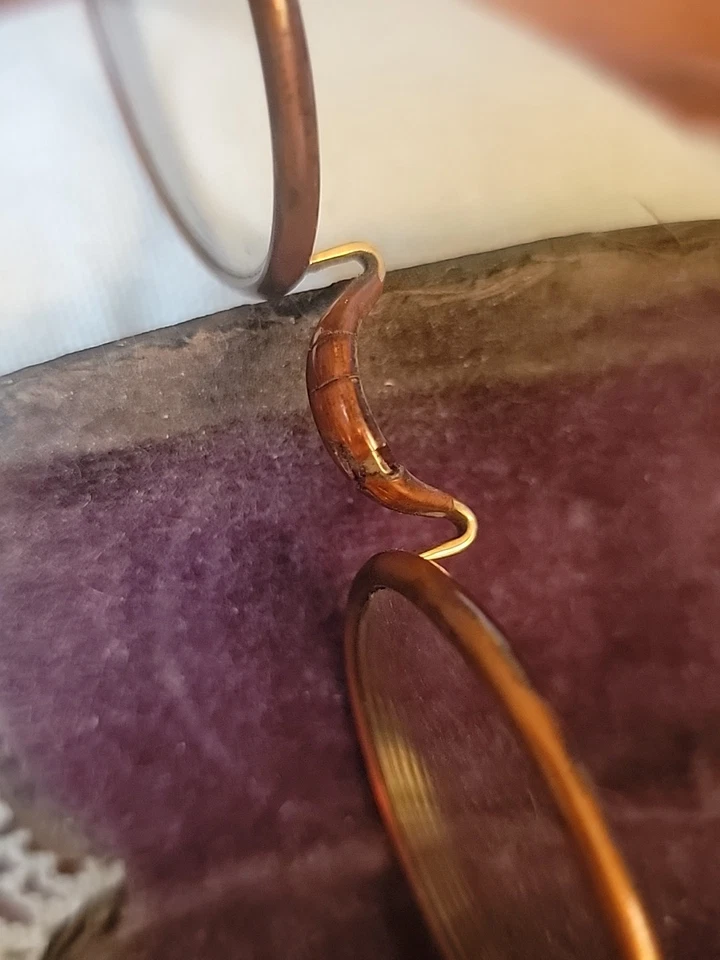 Gafas Windsor de la década de 1880, celuloide marrón sobre dorado, marco de puente de silla de montar, estuche. Foto 4 de 4