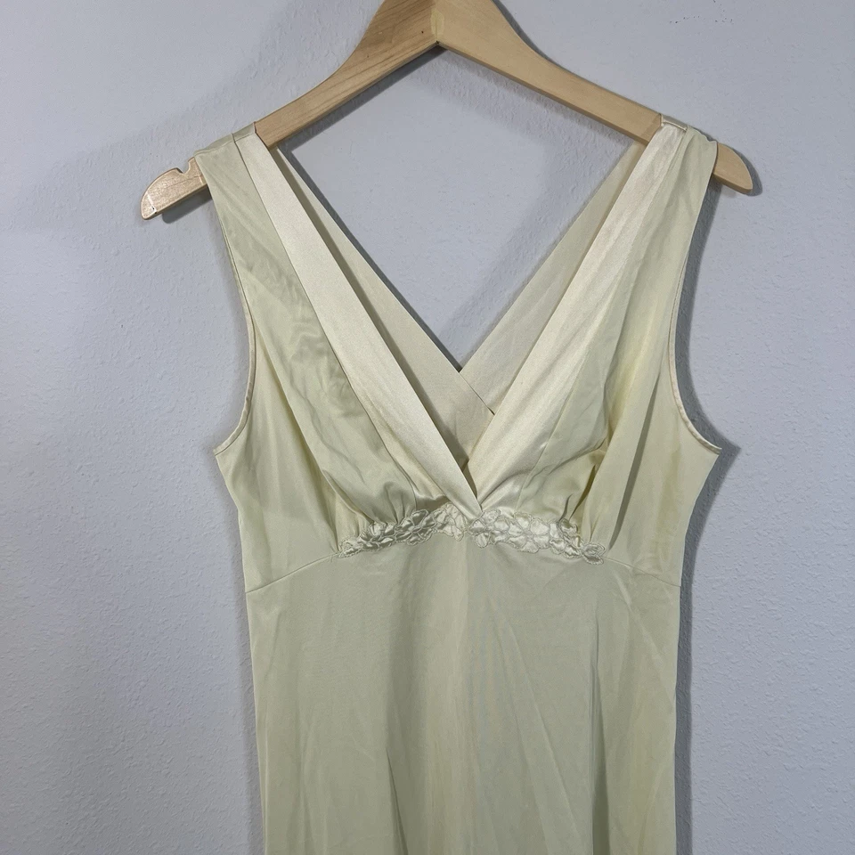 Camisón vintage Vanity Fair amarillo mantequilla nailon sedoso romántico talla 34 Foto 2 de 4