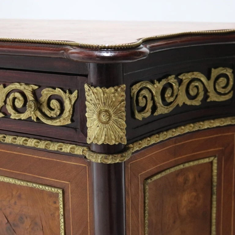 Французский боковой шкаф Louis XVI из палисандра, королевского дерева и ормолу 20 века - Изображение 4 из 4