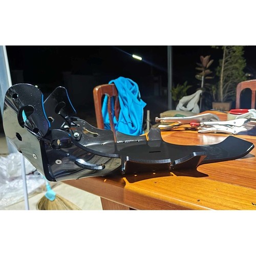 Protector de motor Kawasaki KLX230L/R SE STD SM placa de deslizamiento plástico negro motocicleta - Imagen 3 de 6