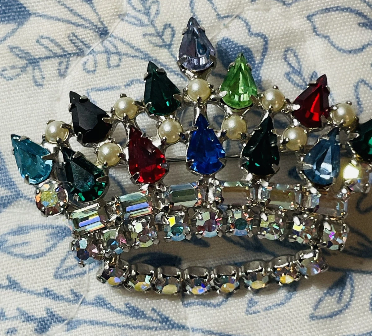 TENYE Broche De Margaritas Con Cristales Austriacos – Plateado – Tamaño 8.5 X 3.5 Cm – Regalo Elegante Para Mujer