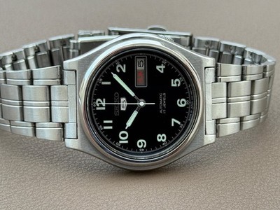 Seiko 5 Automatik schwarzes Zifferblatt 21 Jewels Vintage silberne Herrenuhr S-151