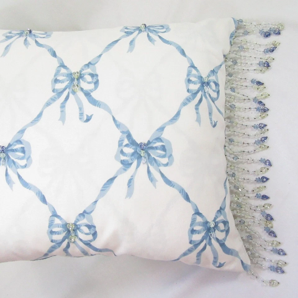 Travesseiro decorativo Waverly Bows Jolie azul Schumacher personalizado com miçangas - Imagem 3 de 4