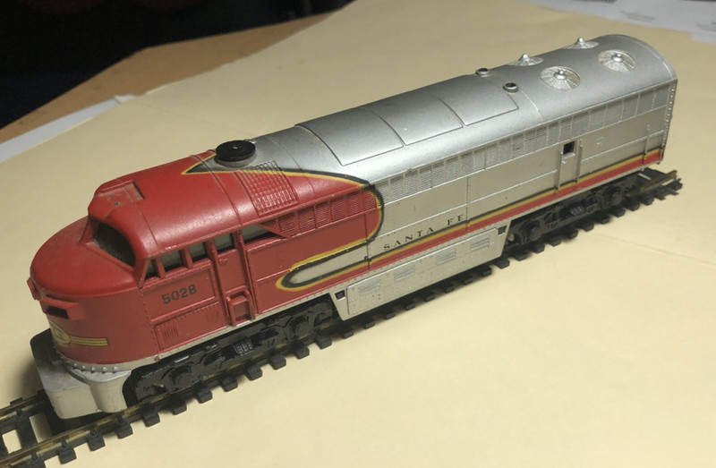 Vintage HO AHM Tempo #5028 Santa Fe Locomotive RUNS