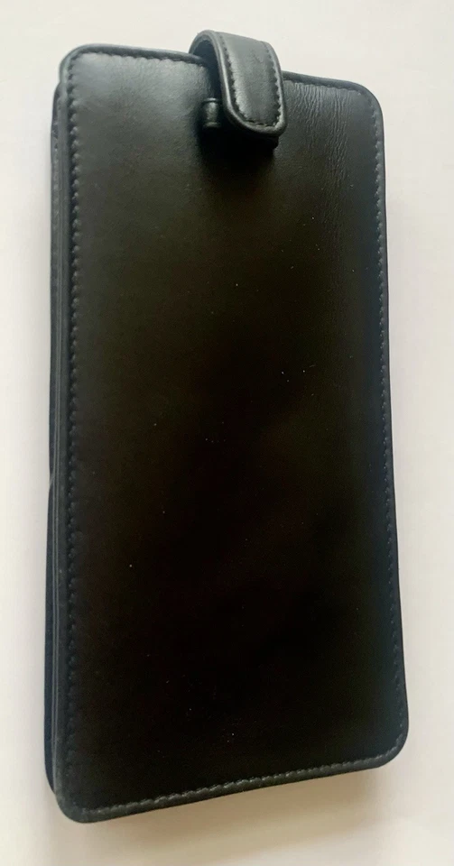 Estuche para gafas Coach de cuero negro suave con interior tostado claro hecho en Turquía Foto 3 de 4