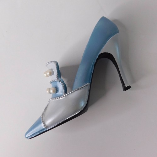 Juego de dos estatuillas de moda AVON ""All Dressed Up"" azul perla - Imagen 2 de 8
