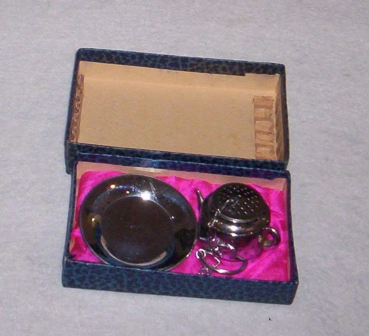 Miniature Teapot Tea Leaf Infuser Strainer w/Saucer -Occupied Japan Original Box
Opens in a new wind