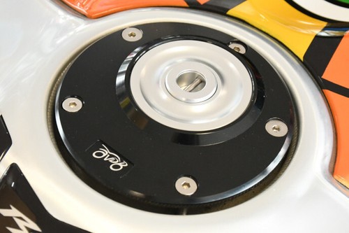 Tank cover 1/4 rotation color aluminium + key KTM RC8 RC8R 2009-2015 - Picture 7 of 9