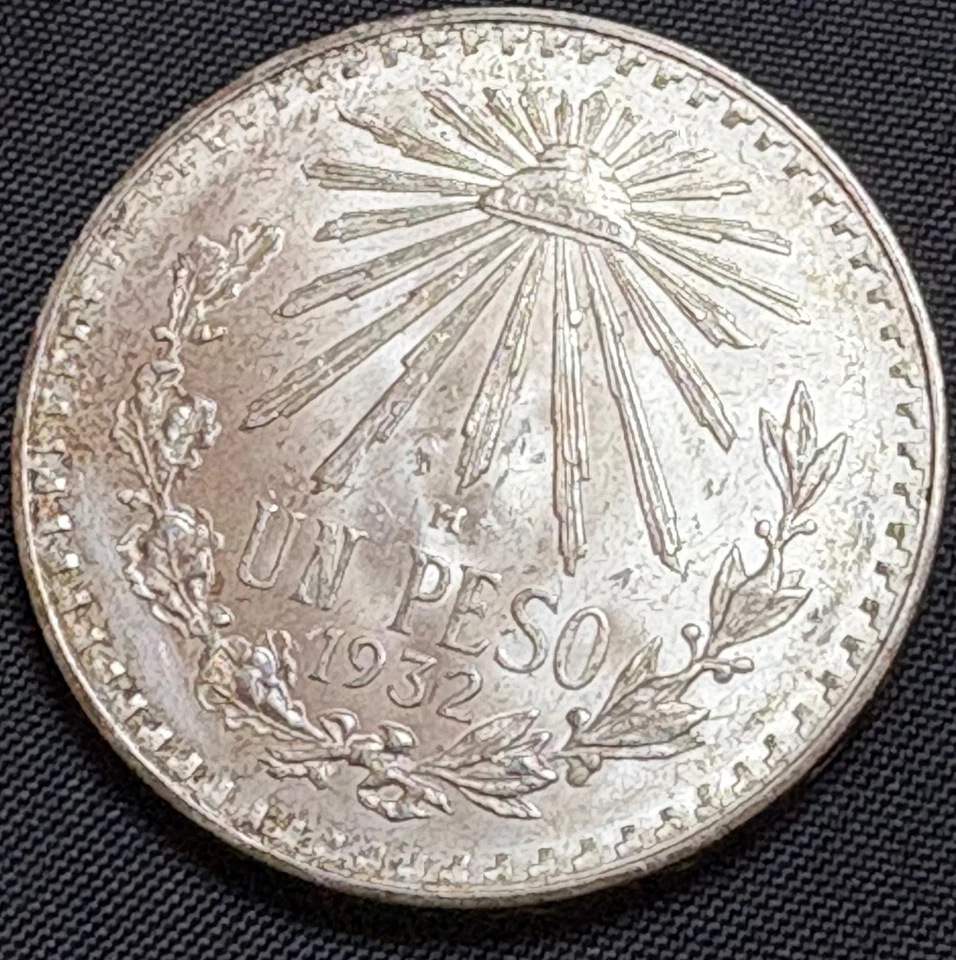 Lote de 2 - Monedas de Plata México Un Peso 1933 y 1932 Tapa y Rayos UNC Frosty Foto 2 de 4