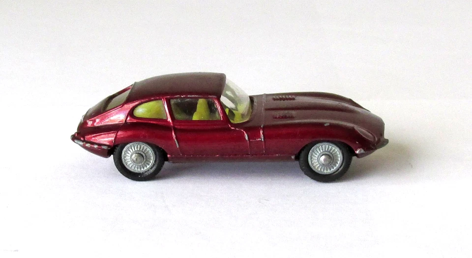 Base metálica vintage Husky #21 Jaguar E tipo 2+2 1969 Foto 3 de 4