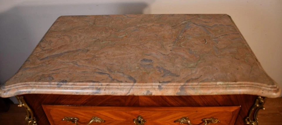 Antiguo escritorio de secretaria francés Luis XV de nogal con incrustaciones de madera satinada y mármol Foto 2 de 4