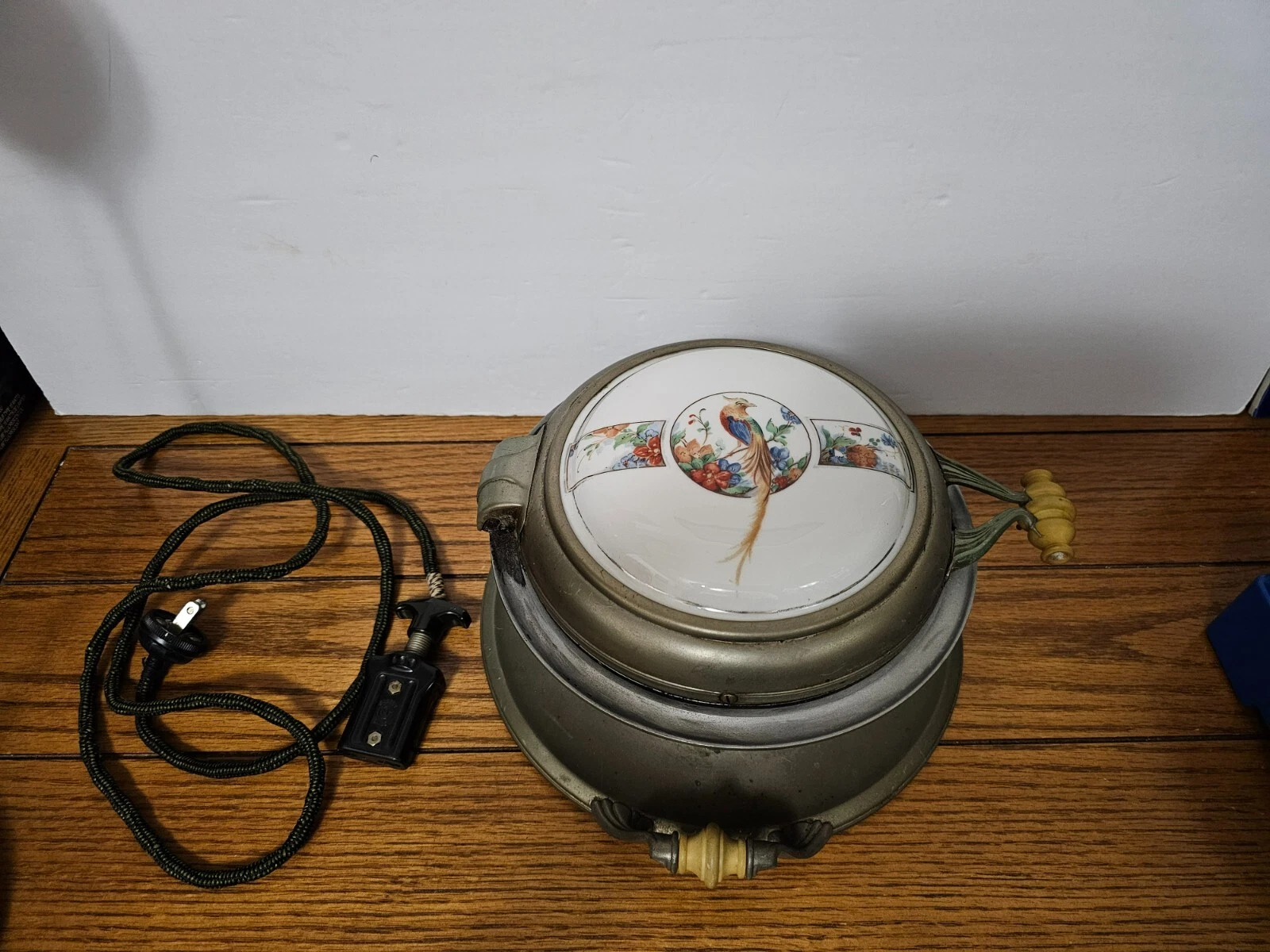 VINTAGE ROYAL ROCHESTER WAFFLE IRON #E-6473 PORCELAIN DISC (BIRD) TESTED