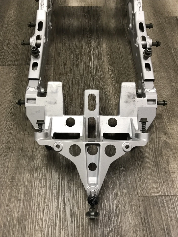 YAMAHA FJR1300 2003-2005, CUADRO TRASERO SUB BASTIDOR PARTE # 5JW-21190-00-00 Foto 3 de 4