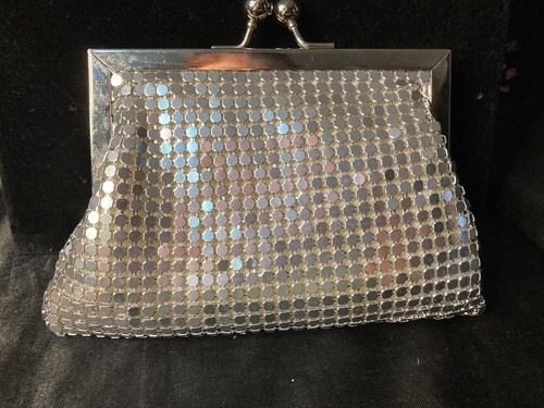 BEAUTIFUL AS NEW SILVER COLOURED MESH PURSE WITH CHAIN STRAP - Picture 1 of 6