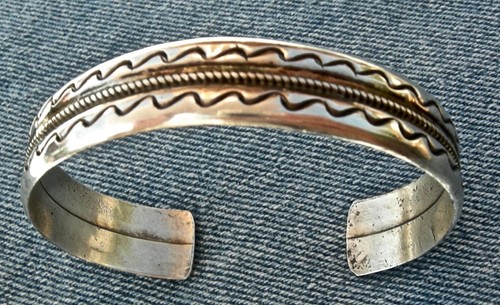 vin NAVAJO "M. GUERRO" STERLING "STAMP WORK" SILVER CUFF BRACELET, BEAUTY !! - Picture 9 of 10