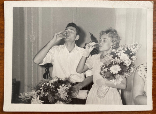 Handsome guy and girl in a wedding dress drinking champagne. Vintage photo - Afbeelding 1 van 2