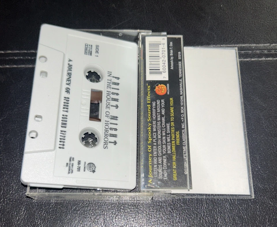 Fright Night in the House of Horrors: A Journey of Spooky Sound Effects Cassette Foto 4 de 4