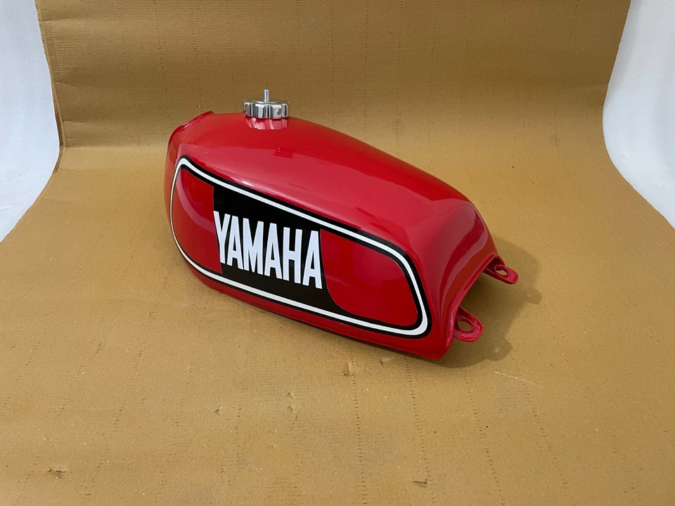 Yamaha DT175 DT 175 1977-78 Acero Pintado Rojo Combustible Gasolina Tanque Con Tapa Foto 3 de 4