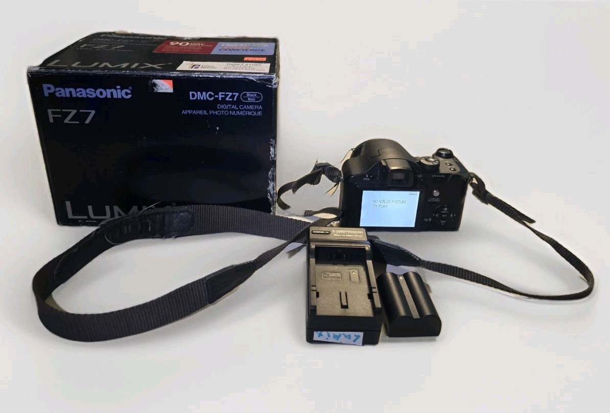 Panasonic LUMIX DMC-FZ7 Digital Camera - Box complete 2 Batteries