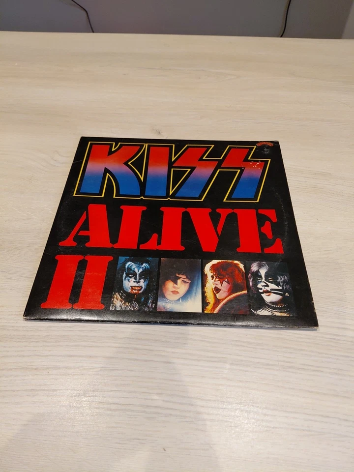 KISS ALIVE  2 IN RED VINYL  1977 COMPLETE  + TATTOO  SHEET. - Image 2 of 4