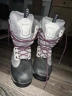 Klim Aurora GTX snow boots in a grey and black colorway with purple laces