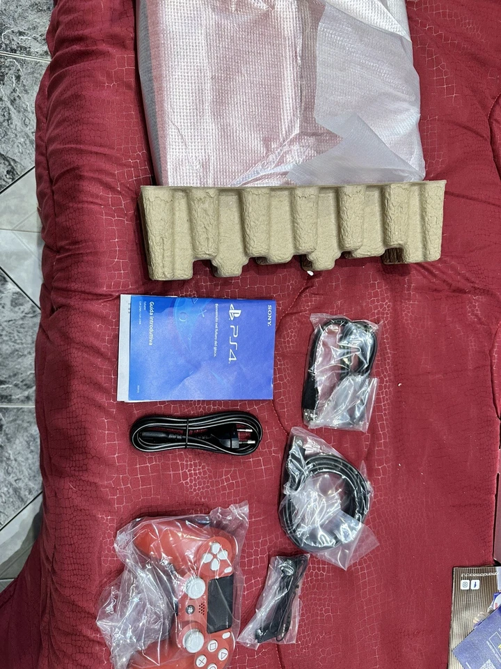 Sony PlayStation 4 Slim 1 TB Console con Marvel's Spider-Man – Rossa - Immagine 4 di 4