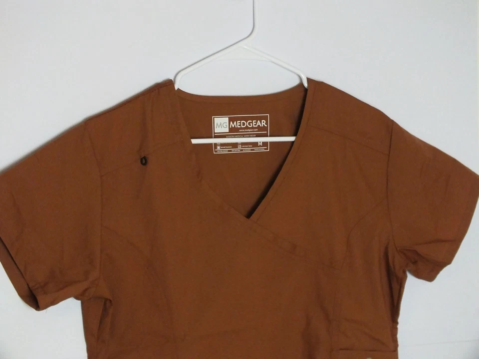 Blusa Médica MG Medgear Marrón, Talla Med Metal Bolsillos con Botones a Presión, Lazo en el Hombro Foto 2 de 4