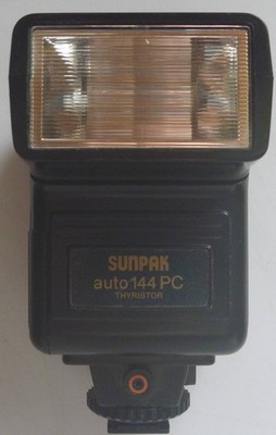 SUNPAK AUTO 144 PC thyristor flash for SLR cameras with shoe mount. TESTED.