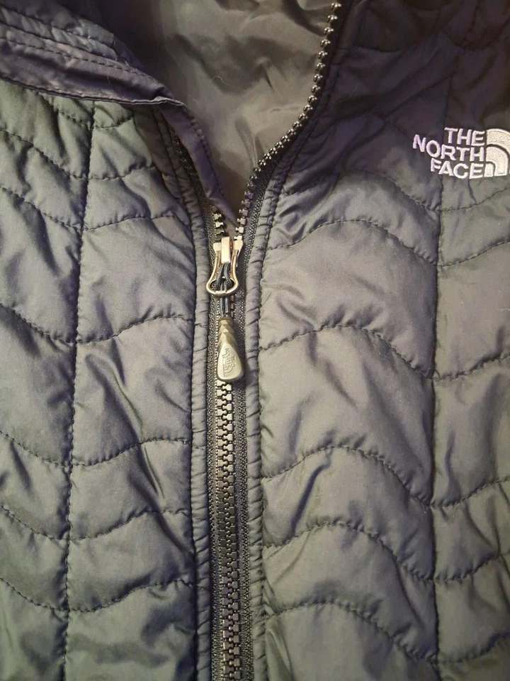 Chaqueta acolchada negra con cremallera completa para mujer The North Face abrigo ligero pequeño Foto 4 de 4