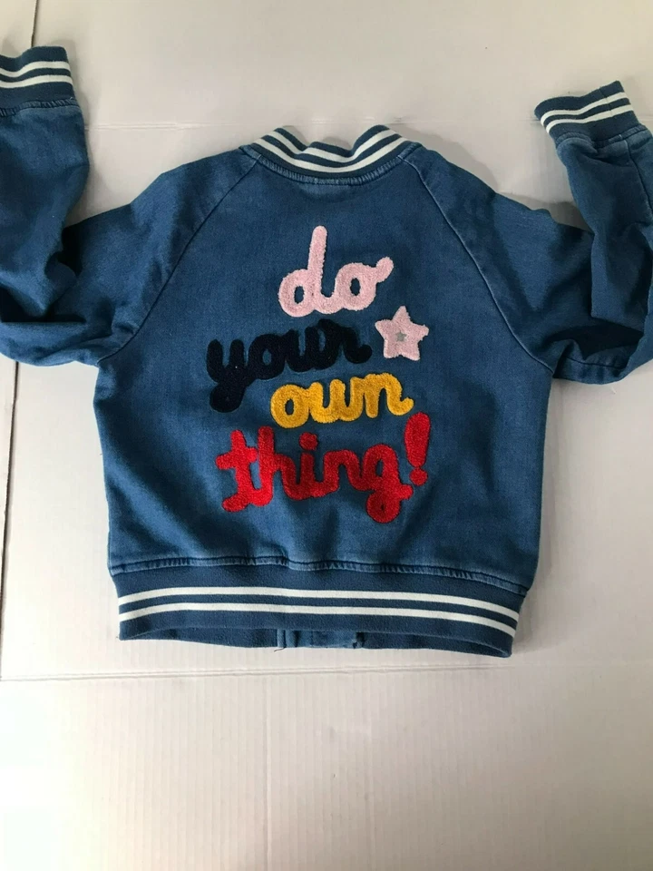 Chaqueta vaquera Jack & Cat para niñas talla pequeña con bolsillos gráficos cierre a presión  Foto 3 de 4